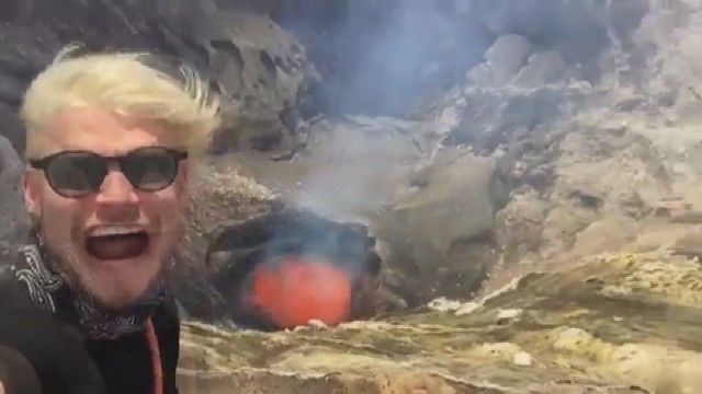 Du nutrūktgalviai užlipo ant ugnikalnio, bet nesitikėjo, kad jis sprogs