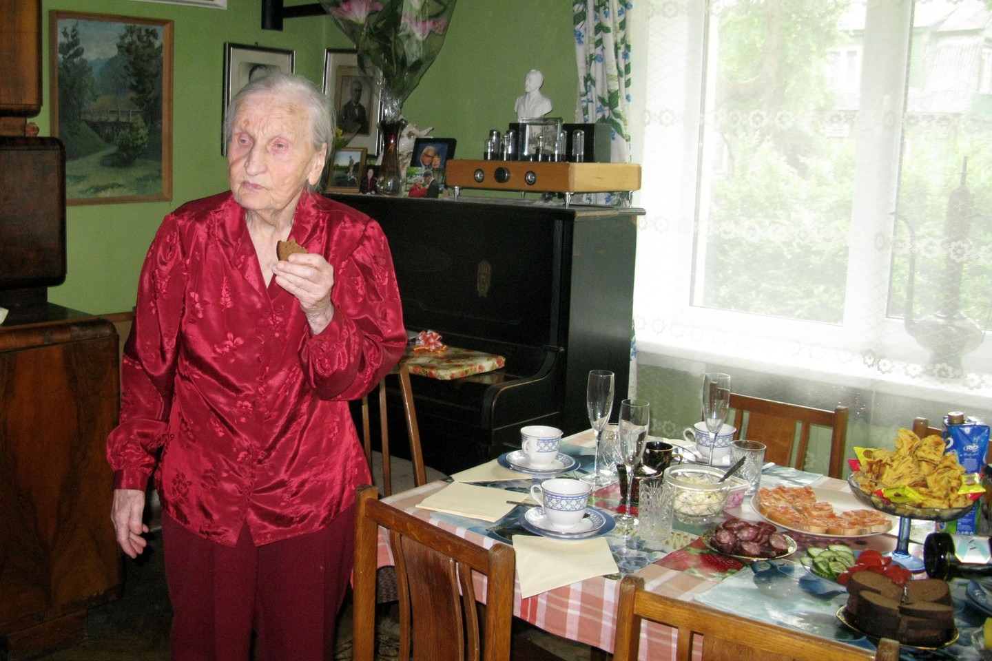 Per 102-ąjį gimtadienį G.Venclauskaitė prasitarė pamėgusi duoną.<br>R.Vitkaus nuotr.
