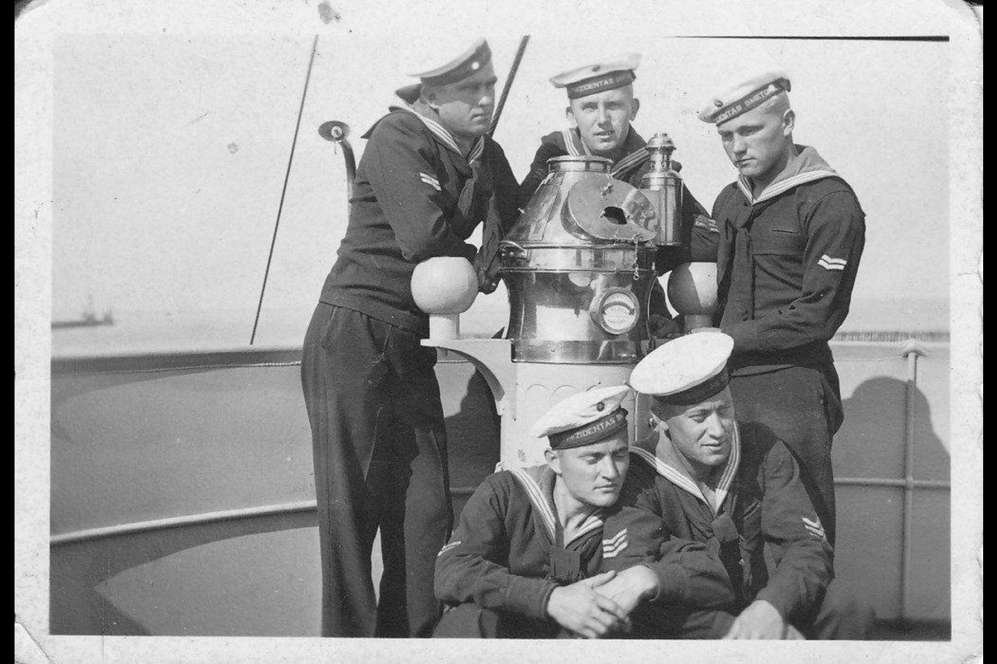 Mano senelis Aleksas Juodka (centre) tarnavo laive "Antanas Smetona".<br>G.Barzdaičio nuotr.
