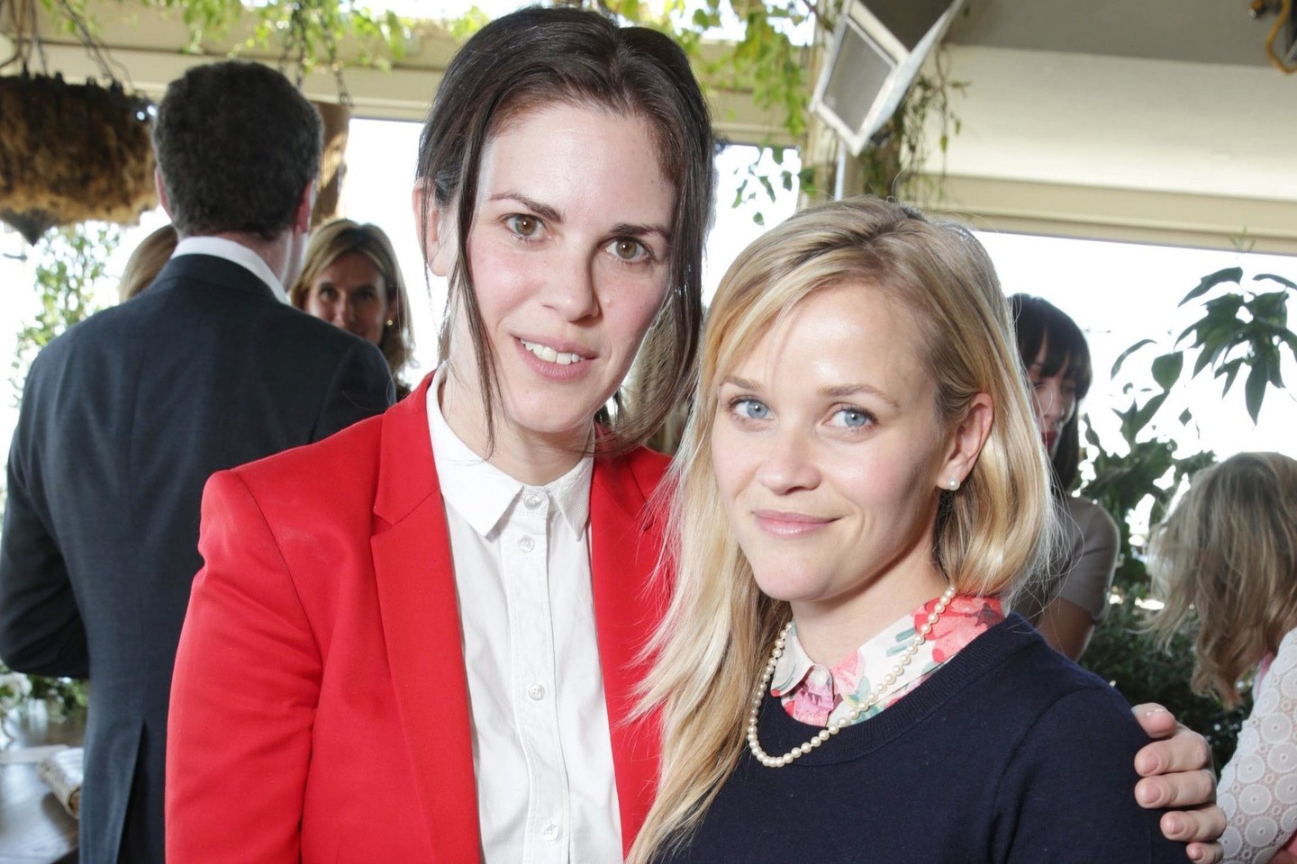 Lessie Fremar (dešinėje) su savo kliente Reese Witherspoon.<br>„ViDA PRess nuotr“.