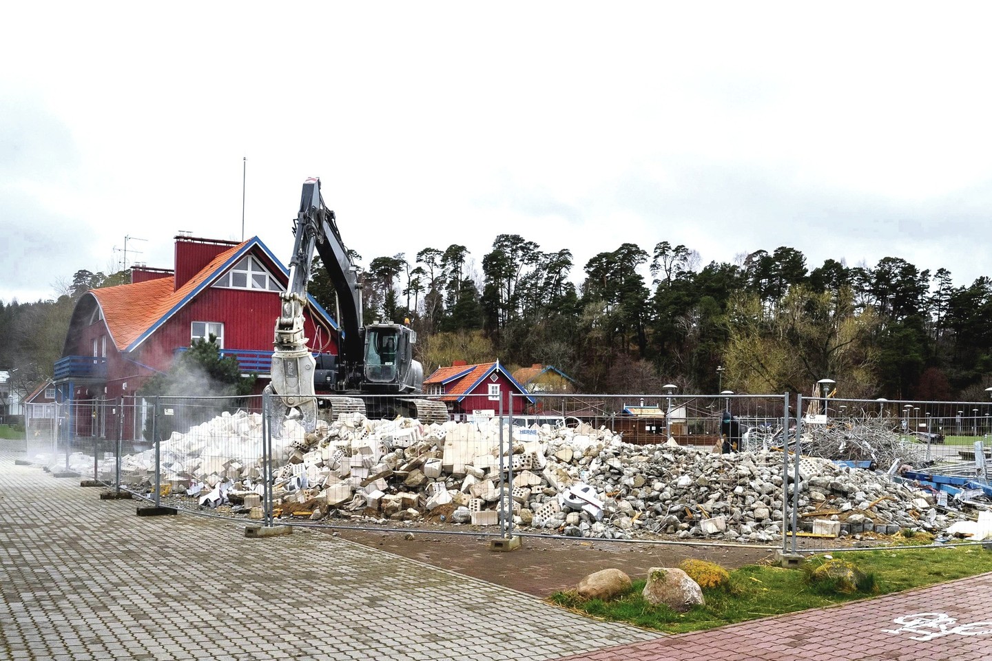 Juodkrantėje nugriauto žuvų restorano savininkas iš savivaldybės ir valstybės prisiteisė 1 mln. 250 tūkst. eurų.