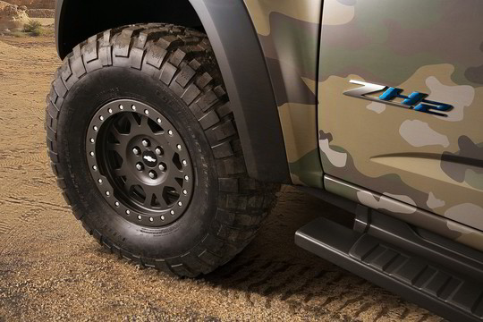 Galingą visureigį pavertė kariuomenei skirta nematoma mirties mašina