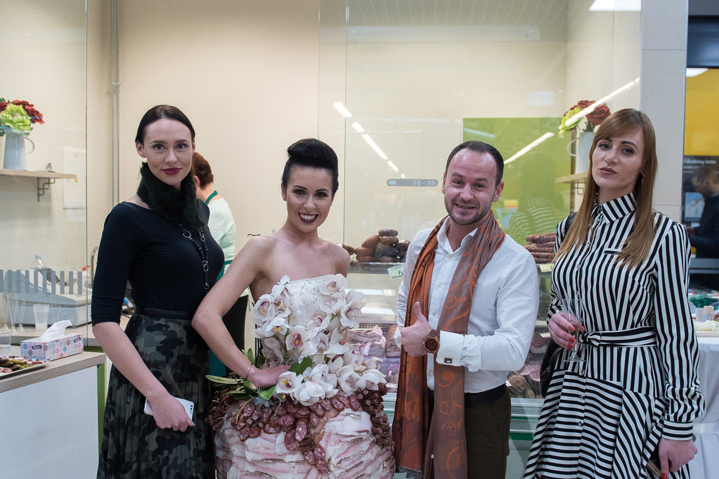 Floristas Modestas Vasiliauskas sukūrė žavingą suknelę iš lietuviškos mėsos produktų.<br>L.Kondratės nuotr.