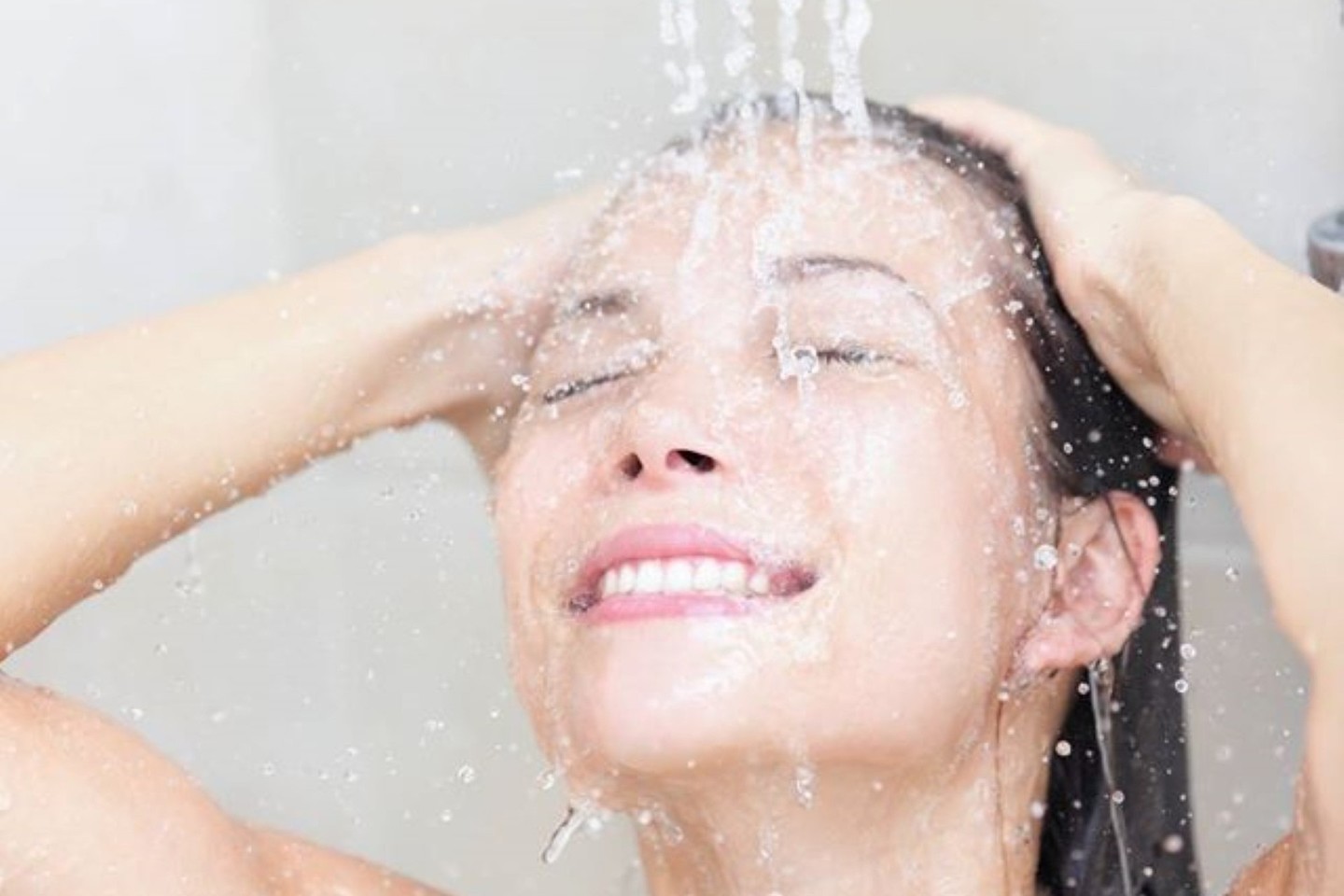 Šlapi plaukai yra daug labiau pažeidžiami nei sausi, todėl su jais reikėtų elgtis ypač atsargiai.