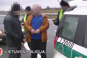 Vištų gaudytojų byla: prekeivių žmonėmis veikla pribloškia