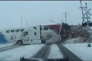Neveikiančioje pervažoje pasirodžiusį sunkvežimį perplėšė tarsi popierinį