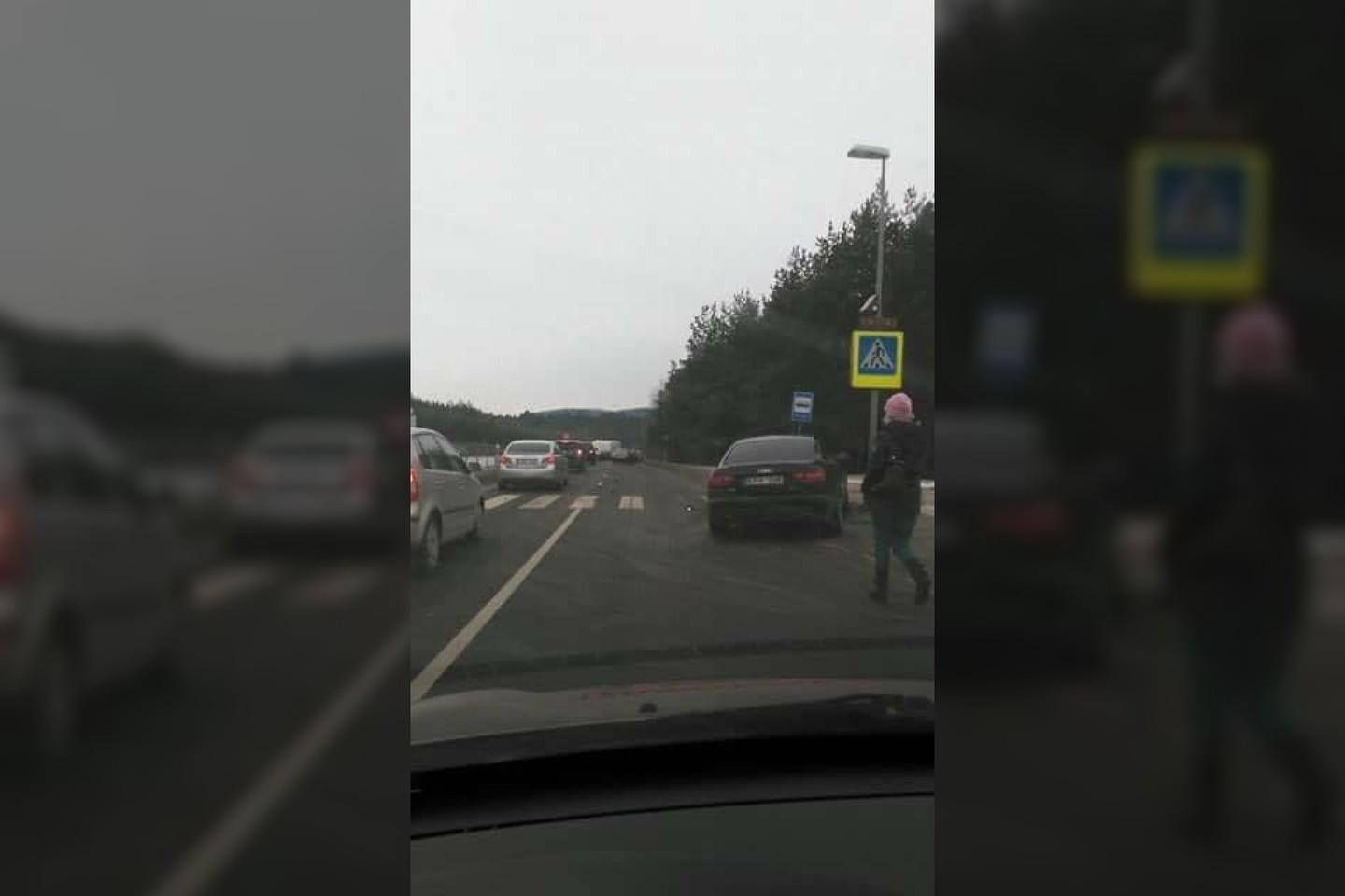 Dėl avarijos Vilniuje susidarė grūstis, pranešama apie nukentėjusius .