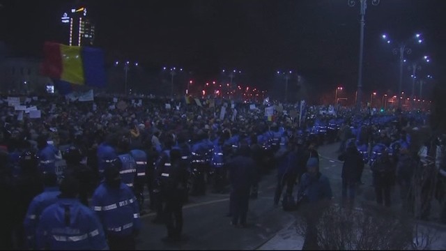 Rumunijoje prieš valdžią protestuoja šimtai tūkstančių žmonių