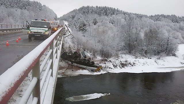 Nuo tilto į Merkio upę nukritusio vilkiko žala siekia 44 tūkst. eur