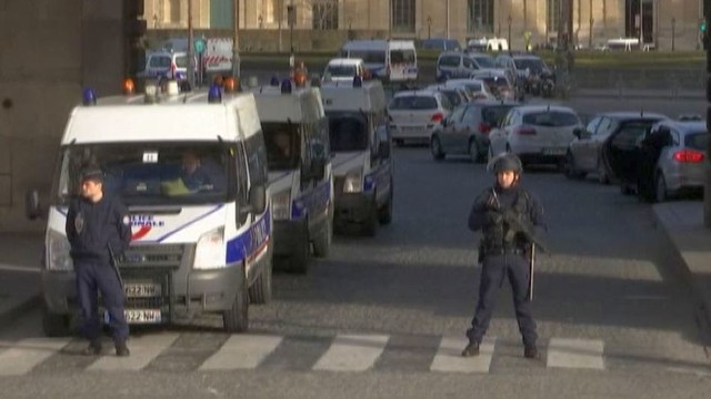 Neramumai Paryžiuje: karys pašovė ginkluotą užpuoliką, kuris nešėsi įtartiną kuprinę