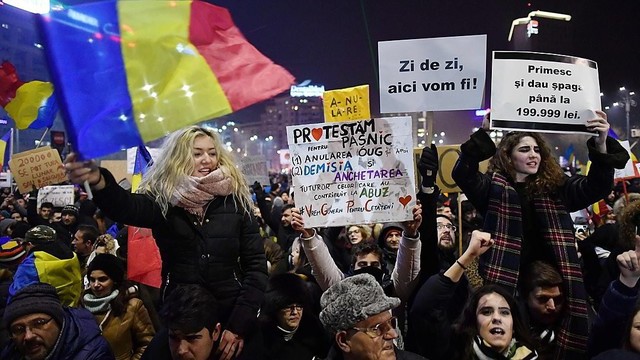 Rumunai nesiliauja: protestuos kasnakt