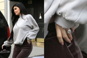 Po pasirodymo su įspūdingu žiedu – kalbos apie Kylie Jenner sužadėtuves