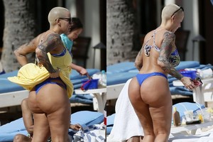 Paplūdimyje fotografų objektyvai krypo į Amber Rose apvalumus