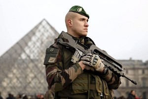 Šūviai prie Luvro: pašautas mačetėmis ginkluotas užpuolikas