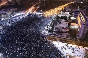 Valdžios įsiutinti rumunai žengė į gatves, kad pasmerktų šešėlį