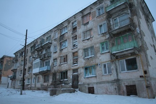 Laiptinėje išaugęs dvokiantis „stalaktitas“ parodė nykią Rusijos tikrovę