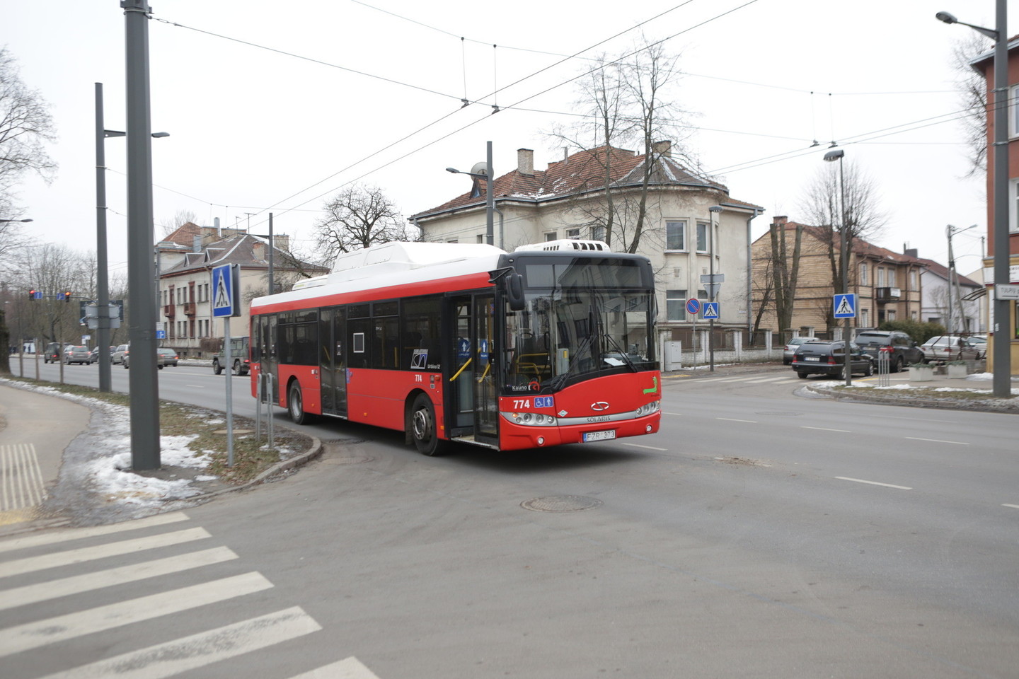 Policija ieško autobusą Kaune, ties K.Petrausko ir P.Vaičaičio gatvių sankryža apgadinusio, autobuso keleivę sužeidusio lengvojo automobilio vairuotojo, kuris paspruko.