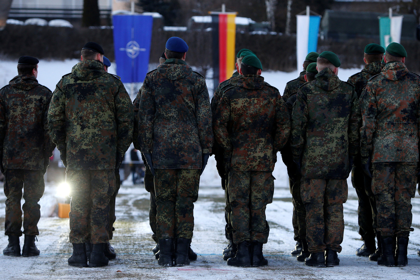 Visos NATO narės atitinkamai finansiškai ir kitais būdais prisidėti prie kolektyvinio saugumo užtikrinimo.