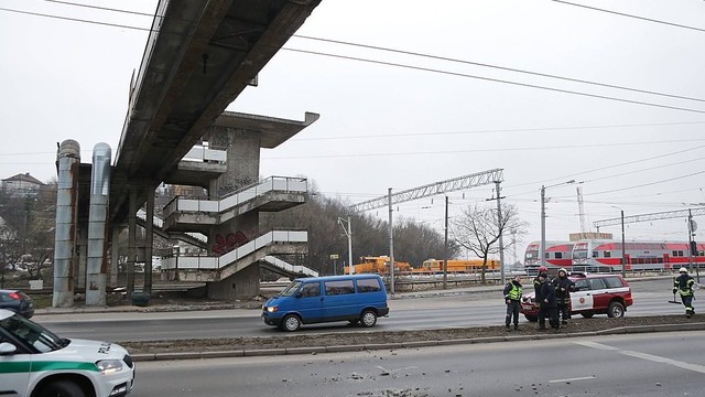 Kaune nuo viaduko ėmė byrėti betono luitai, sustabdytas eismas