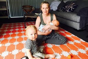 6 metus mėginusi pastoti moteris pagimdė dukart per 10 mėnesių