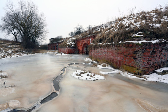 Tik žiemą užsalus vandeniui galima patekti į kai kuriuos fortų statinius.<br>M.Patašiaus nuotr.