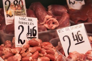 Kaip nesuklysti renkantis mėsą turguje