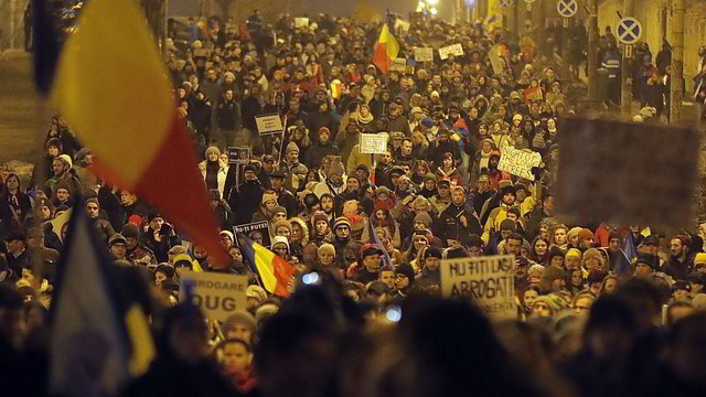 Po šimtatūkstantinių protestų Rumunijoje valdžia atsitraukia