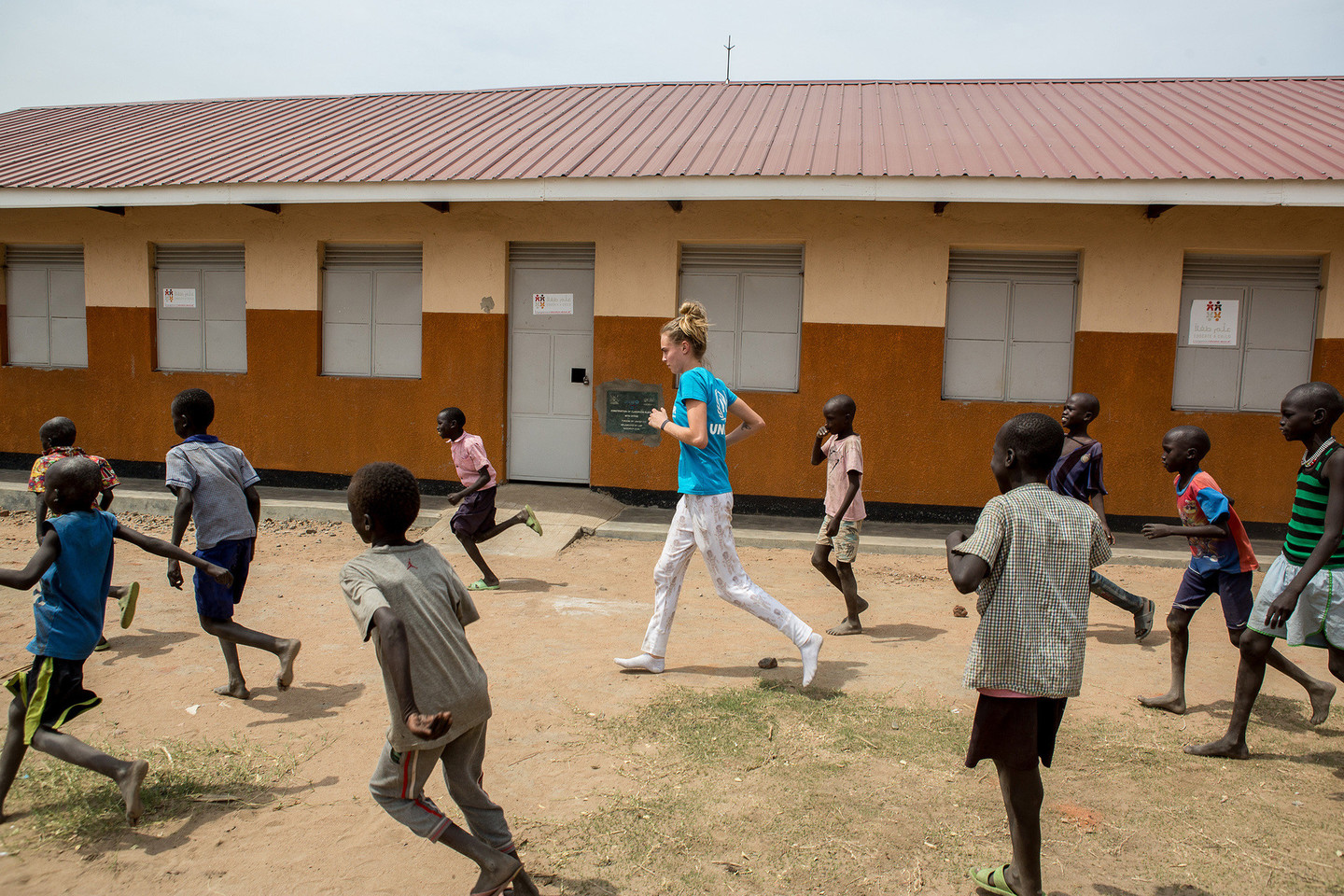 „Girl Up Champion“ narė Cara apsilankė Ugandoje, kur susitiko su pabėgėliais iš Pietų Sudano.<br>ViDA Press nuotr.