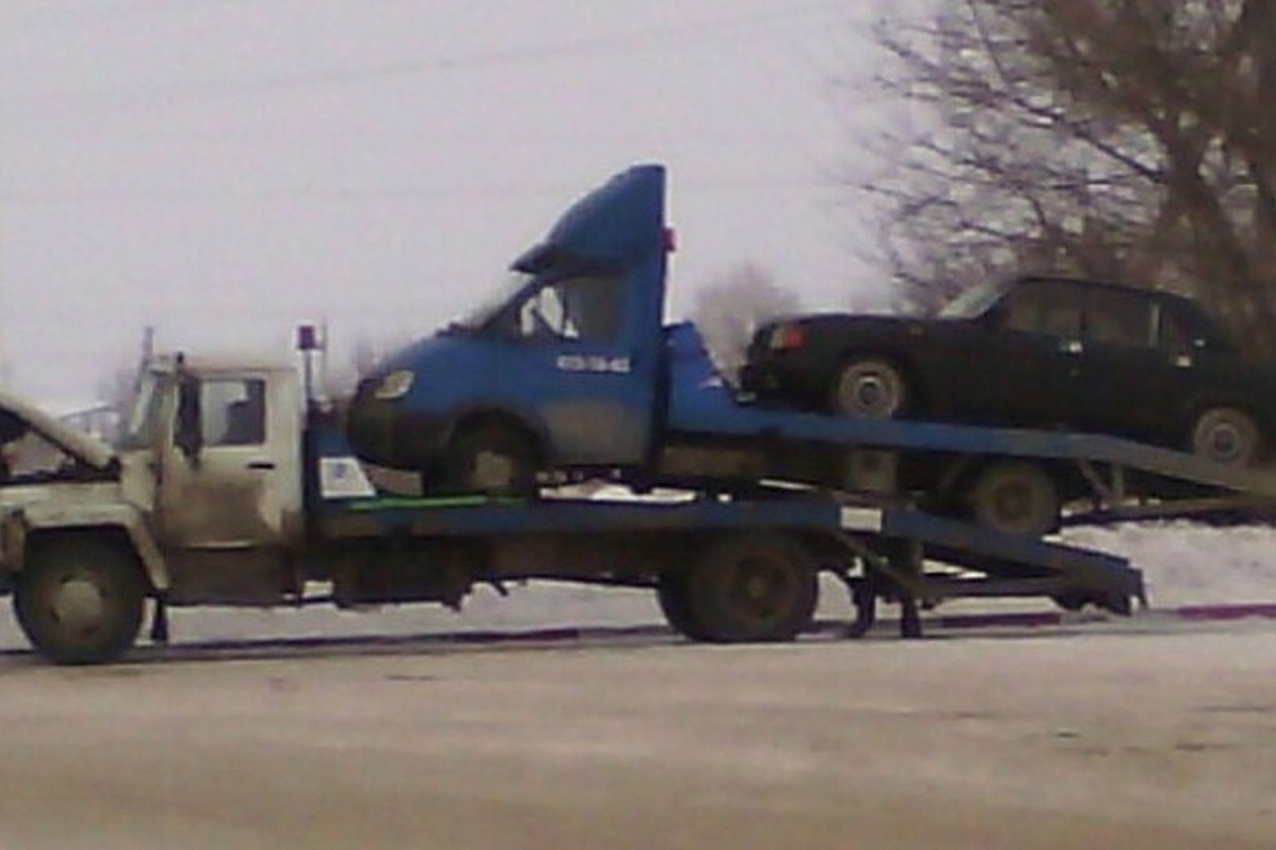GAZ techninės pagalbos sunkvežimis veža kitą evakuatorių, kuris turėjo išgabenti sugedusią „Volgą“.<br>Vkontakte nuotr.