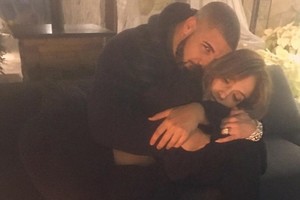 Jaunus meilužius besirenkanti Jennifer Lopez pasisakė apie amžiaus žirkles