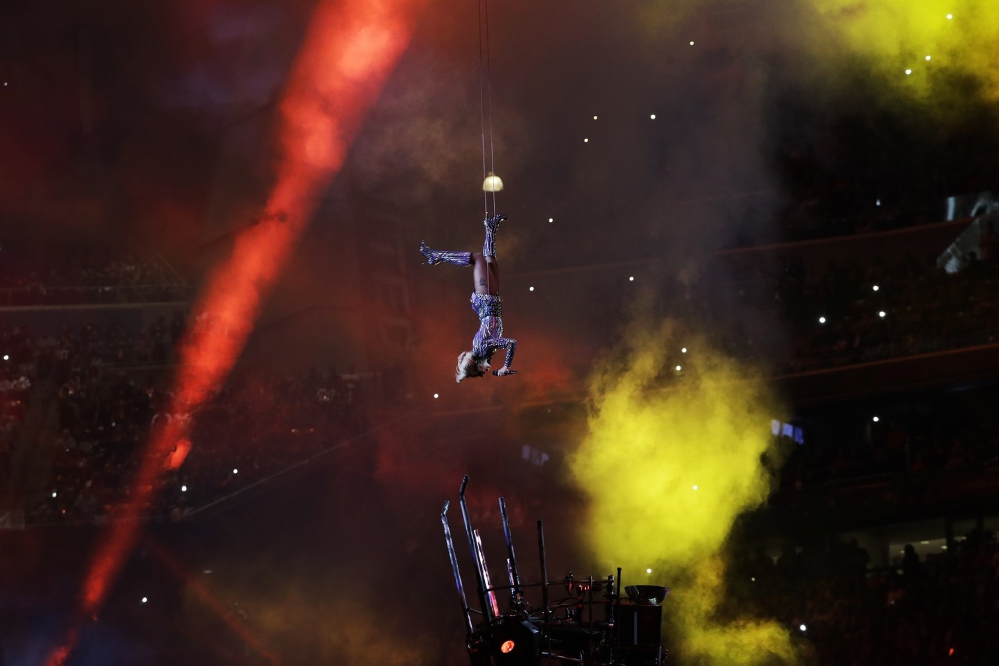 Lady Gagos pasirodymą lydėjo triukai, dronai ir lengva provokacija.<br>AP nuotr.