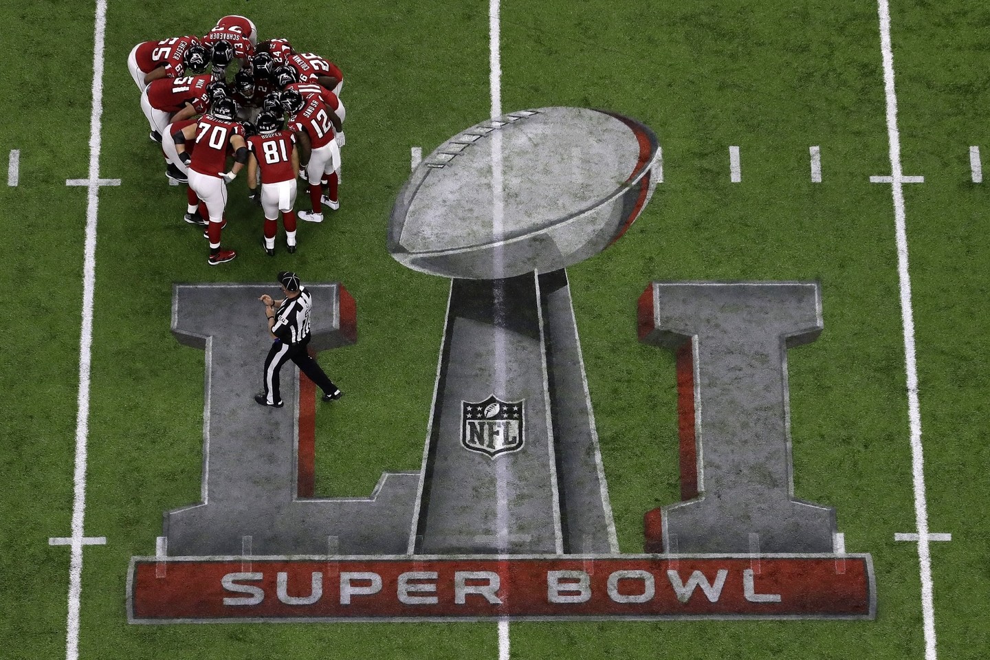 Pergalę lemiamame mače šventė „New England Patriots“, sugebėję palaužti „Atlanta Falcons“ 34:28<br>AP nuotr.