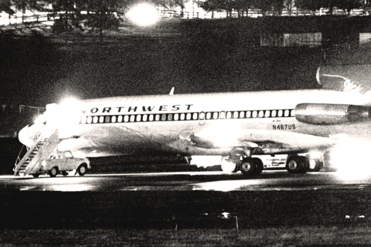 Siatlo oro uoste nusileidusį lainerį „Boeing-727“ apsupo teisėsaugos pareigūnai ir perdavė pagrobėjui pinigus.