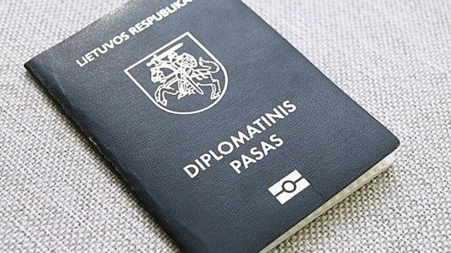 Kai kurie buvę seimo nariai nenori atsisakyti diplomatinių pasų