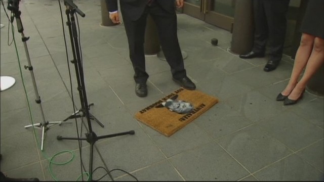 Australų Senato narys parlamentui užsakė durų kilimėlį su Donaldo Trumpo atvaizdu
