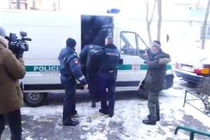 Keturmečio nužudymu įtariamą motiną išvydę kaimynai netramdė įsiūčio