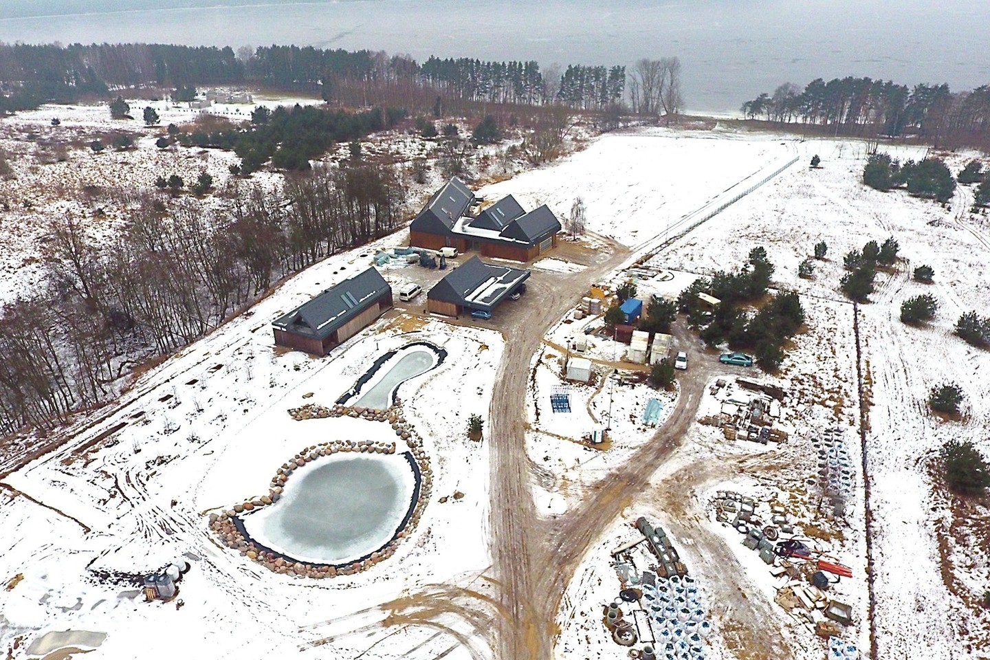 Prie pat Kauno marių, Jakštonių kaime, greitai dygstantys pastatai visiškai neprimena observatorijos. Greičiau tai – prabangi šiuolaikinė sodyba.<br>G.Bitvinsko nuotr.