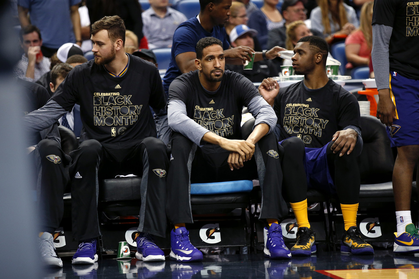 Donatas Motiejūnas sėdėjo ant suolo, tačiau „Pelicans“ įveikė „Suns“<br>AFP nuotr.