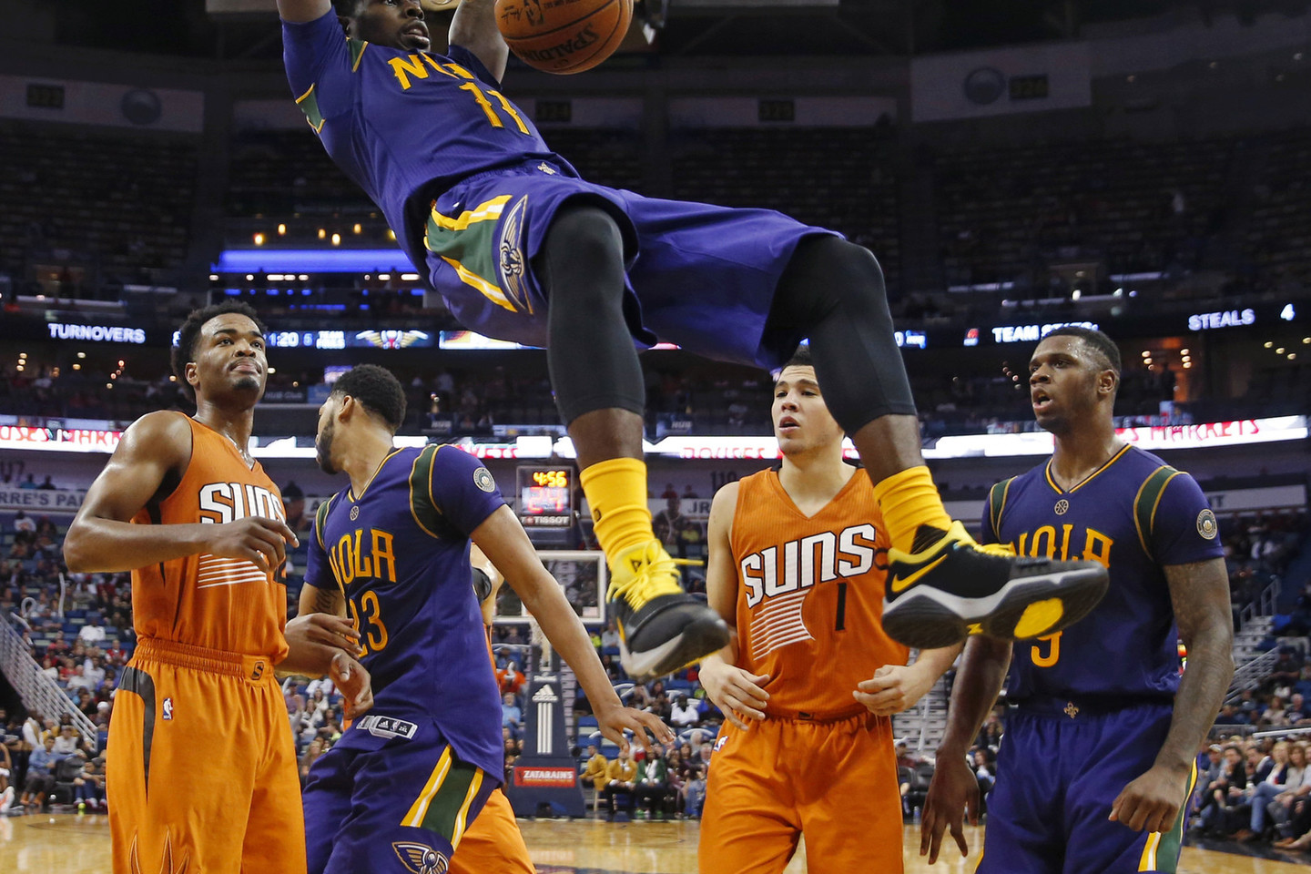 Donatas Motiejūnas sėdėjo ant suolo, tačiau „Pelicans“ įveikė „Suns“<br>AFP nuotr.