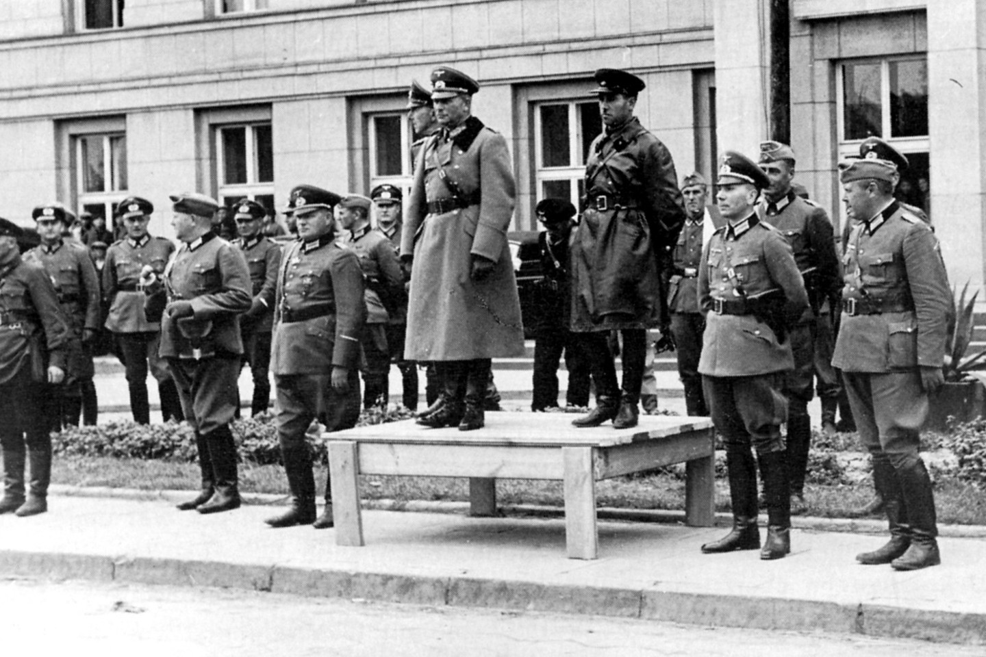 Sovietų ir vokiečių karininkai bendrame parade 1939 m. rugsėjo 22 d. Brest Litovske (Brastoje). Ant pakylos (iš kairės) generolas Wiktorinas, generolas H. Guderianas ir kombrigas (sovietų generolas leitenantas) S. Krivošejinas priima paradą.