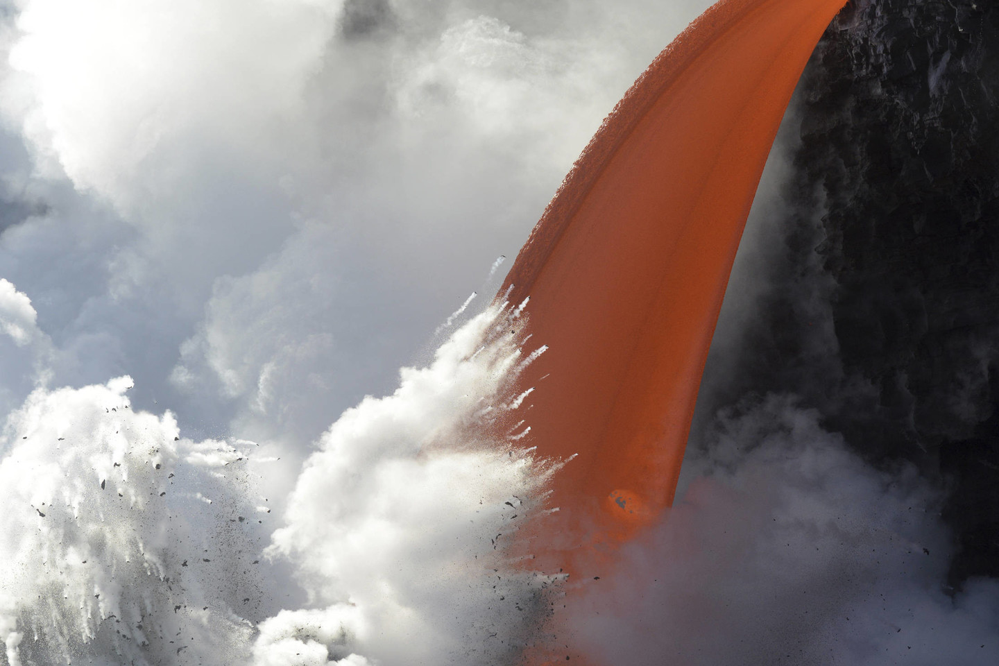 Kai įkaitusi lava patenka į vėsų vandenį, garo sprogimai išmeta į krantą didelius karštų uolienų gabalus.<br>Scanpix/AP nuotr.