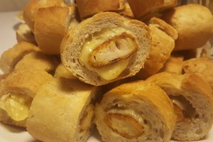 Vištiena ir sūriu įdarytas prancūziškas batonas: sotus užkandis būriui svečių