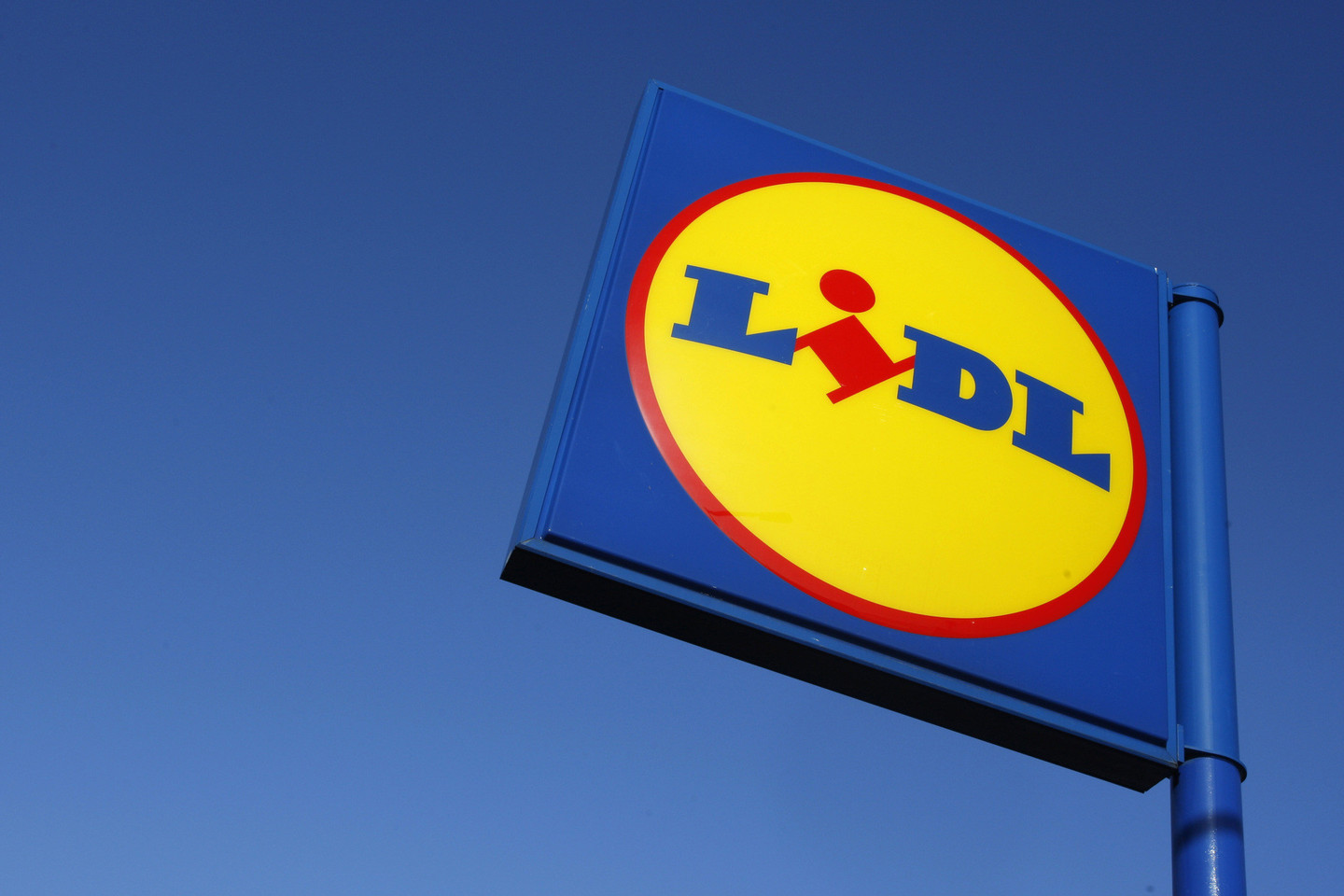 Šiomis dienomis bendrovės klientų infolinija sulaukė vilniečių pranešimų, esą dvi merginos prie „Lidl“ parduotuvės S. Nėries g. 16 Vilniuje kalbina praeivius prašydamos paaukoti pinigų bei pasirašyti ant lapo su „Lidl“ logotipu.