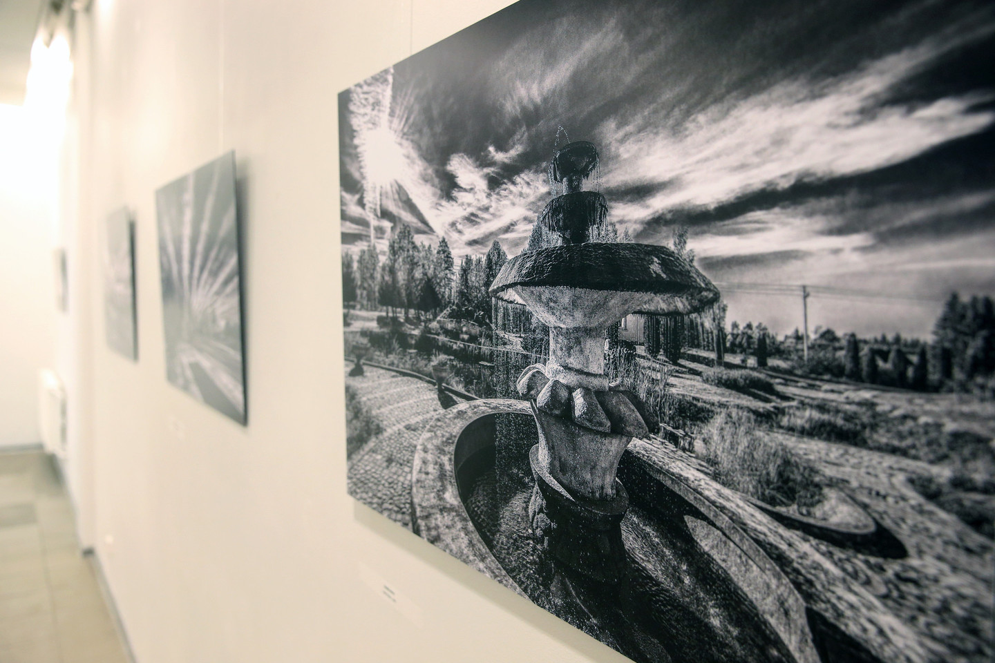 Algimanto Aleksandravičiaus fotografijų parodos „Lietuva – praskleidus debesų apklotą“ darbai.<br>R.Danisevičiaus nuotr.