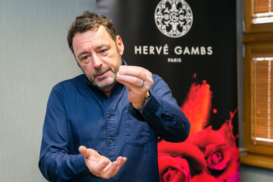 Dizaineris ir kvapų kūrėjas Hervé Gambs XX a. 8-ajame dešimtmetyje įkūrė savo vardo kompaniją ir į populiarumo viršūnę iškėlė gėlių dizainą.<br>T.Bauro nuotr.