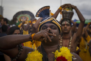 Malaizijoje tūkstančiai hinduistų dalyvauja spalvingose Taipusamo šventės apeigose
