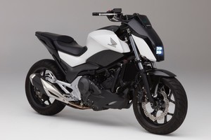 To dar nebuvo: „Honda“ sukūrė motociklą, kuris nevirsta ir seka žmogų tarsi šuo