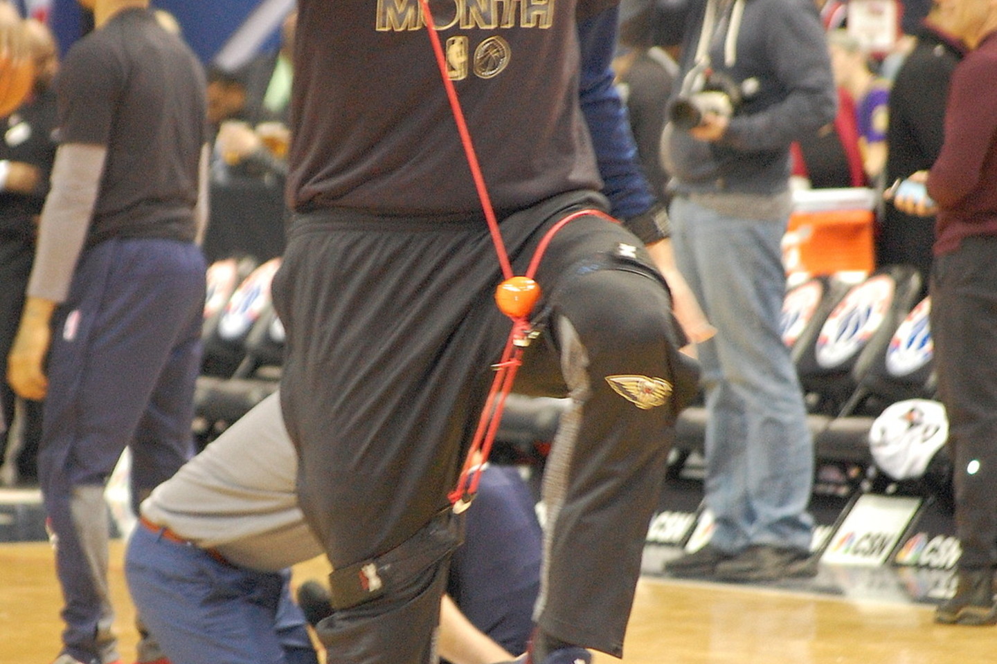 D.Motiejūnas prieš NBA rungtynes daro pratimus su „Core X System“ gumomis.<br>R.Stankevičiūtės nuotr.
