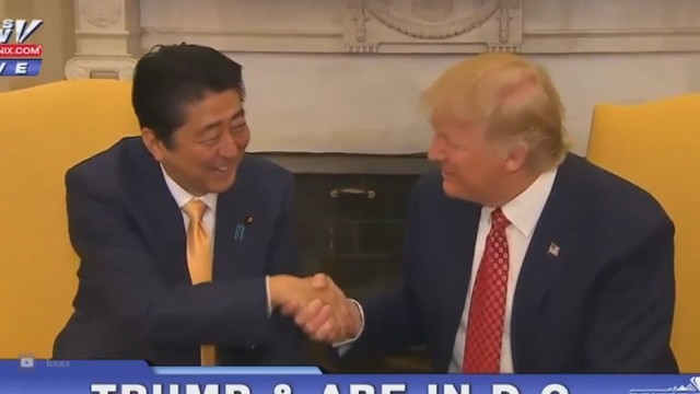 Pamatykite, kaip Japonijos premjeras pamokė Donaldą Trumpą etiketo taisyklių