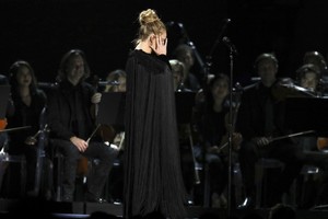 „Grammy“ apdovanojimai: Adele triumfas ir keiksmai scenoje